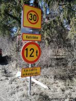 Kesontiellä ja siltä erkanevilla teillä on voimassa nopeusrajoitus 30 km.
Kelirikon aikana myös painorajoitus 12 tn.