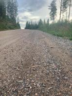 Etenkin mäkisillä osuuksilla tien kulutuskerros on valunut sadevesien mukana raviojiin. Ilmiötä nopeuttaa raviojien puutteellinen toimivuus, tien virheellinen muoto ja ajoneuvojen voimakas kiihdyttäminen ylämäkeen.