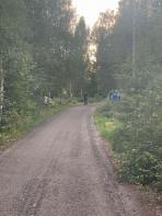 Hirmulansalmen ylittävän puusillan jälkeen alkaa pihakatu. Pihakatu tarkoittaa sitä, että kaikilla saaressa kulkevilla tieosuuksilla nopeus on rajoitettu 20 kmh ja ajoneuvoliikenne väistää aina jalankulkijaa.