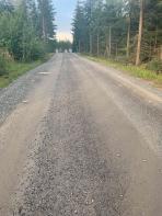Osalla tietä kulutuskerros on ohut tai puuttuu kokonaan.  Puutteellinen kulutuskerros vaikeuttaa tien hoitoa.