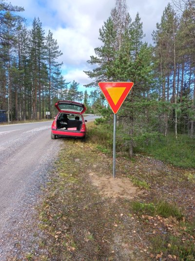 Kärkikolmio maauimalan risteyksessä.